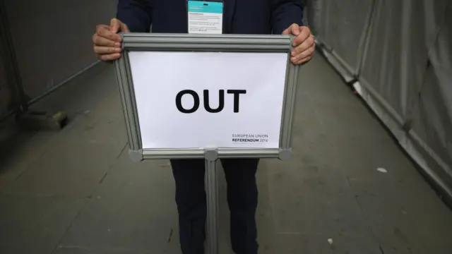 برطانیہ یورپی یونین کو الوداع کہنے والا پہلا ملک بن جائے گا تاہم علیحدگی کے حق میں ووٹ کا مطلب برطانیہ کا یورپی یونین سے فوری اخراج نہیں ہے۔ اس عمل میں کم از کم دو برس کا عرصہ لگ سکتا ہے