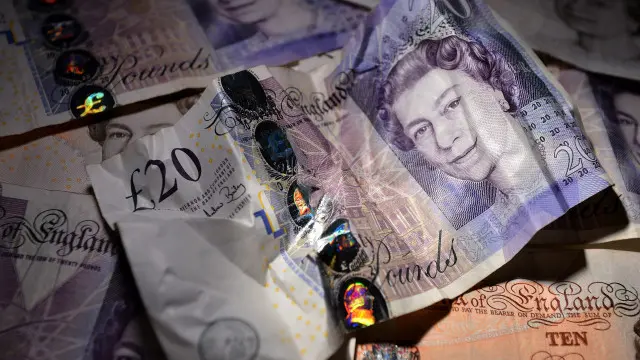 انخفض الجنيه الاسترليني إلى أقل معدلاته منذ 31 عاما