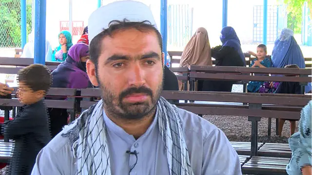 د خیبر پښتونخوا په مرکزي ښار پېښور کې د ملګرو ملتونو په دفتر کې يوه افغان وګړي منظور همدرد بي بي سي ته وويل دې دفتر ته راغلی چې افغانستان ته تللو لپاره اسناد برابر کړي.