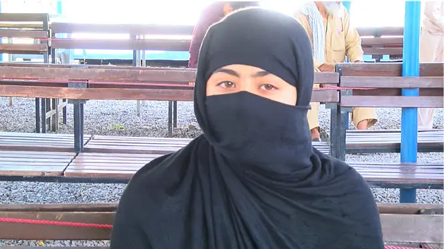 د ملګرو ملتونو دفتر ته راغلې شپاړس کلنې ليلما بي بي سي ته وويل په کوم ځای کې چې دوی اوسېدل هلته نه برېښنا شته او نه هم د څښاک لپاره پاکې ابه شته.