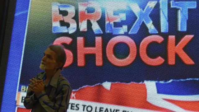 برطانیہ کے یورپی یونین چھوڑنے کے فیصلے کے بعد پاؤنڈ کی قدر میں تیزی سے کمی آئی ہے جب کہ سٹاک مارکیٹوں میں بھی شدید مندی کا رجحان ہے