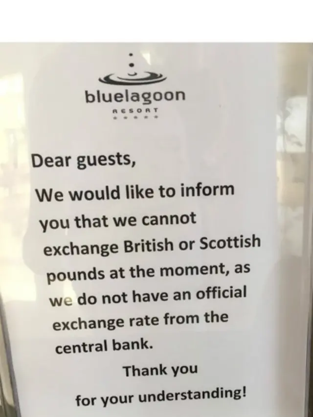 برخی گردشگران بریتانیایی که در یونان در سفر هستند امروز صبح برای گرفتن پول از عابر بانک با مشکل روبرو شدند و نتوانستند به روال معمول با استفاده از کارت بانکی خود پول بگیرند