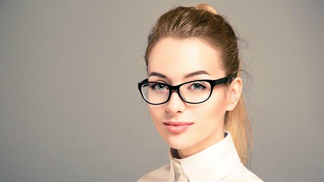 Новое исследование показывает: каждая пятая женщина в очках имеет более высокие шансы на флирт