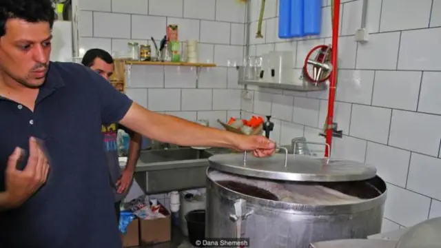 古特曼将磨成粉的粮食与啤酒花、水和酵母混合,酿造出自己的啤酒(图片来源:Dana Shemesh)