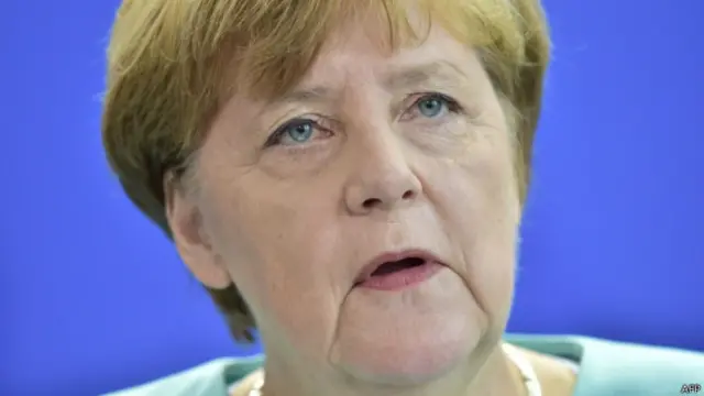 德国总理默克尔对英国的决定表示“巨大的遗憾”说:“这对欧洲和欧洲一体化进程都是巨大的打击。”