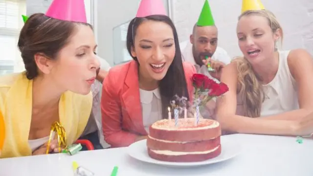 أطباء الأسنان ينصحون بالتقليل من تناول السكريات بين الوجبات