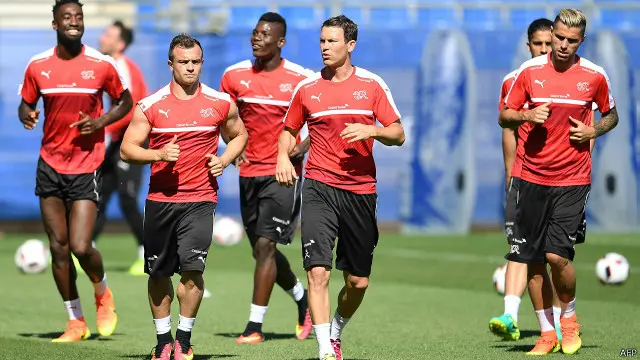 Para pemain Swiss tengah berlatih jelang lawan Polandia.