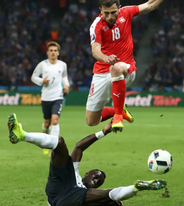 Pemain Swiss Admir Mehmedi (loncat) berjibaku dengan pemain Prancis.