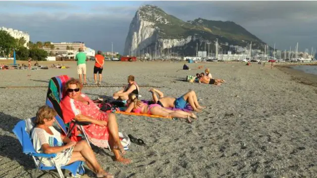 Туристы на пляже в Гибралтаре