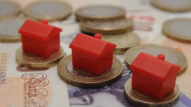 英镑和房屋模型