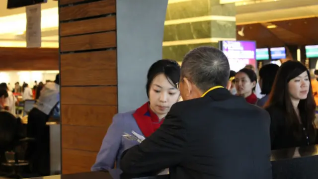 很多旅客的行程受到影响，纷纷寻找其他的航班和安排