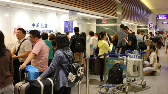 大批旅客在桃园机场内向中华航空办理退票