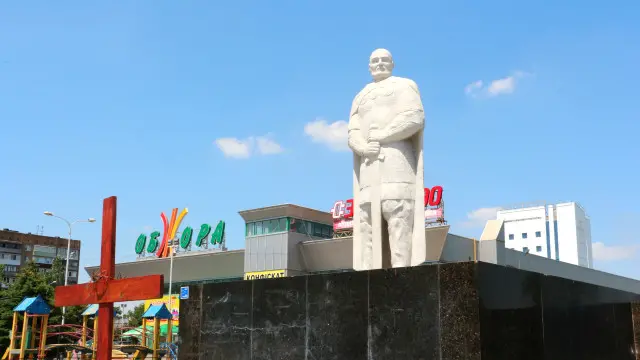 Пам'ятник Святославу в Маріуполі