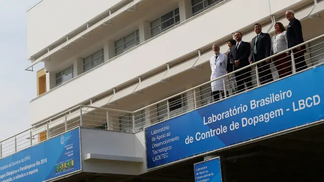 官员在巴西里约反兴奋剂实验室的阳台上