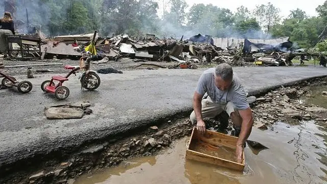 Lebih dari 100 rumah rusak, sebagian tercerabut dari pondasinya dan terbawa arus.