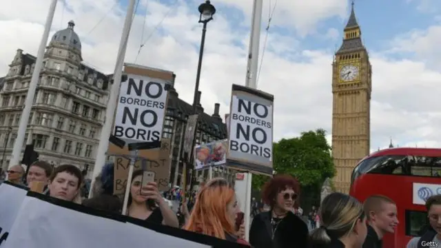 Sekelompok anak muda di London menyatakan kecewa dengan hasilnya dan meneriakkan "Tidak ada perbatasan! Tidak ada Boris!" 