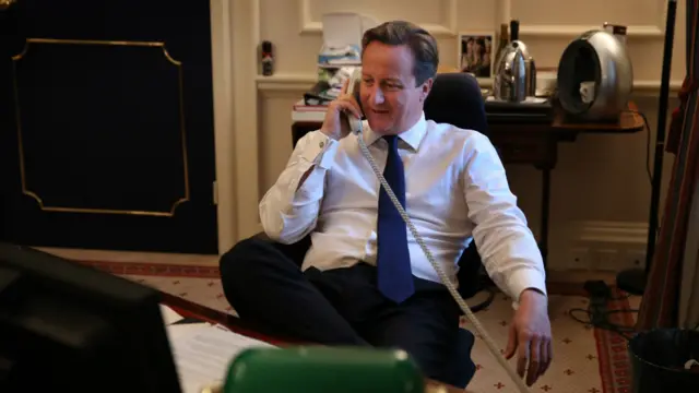 卡梅伦在唐宁街办公室与奥巴马电话通话