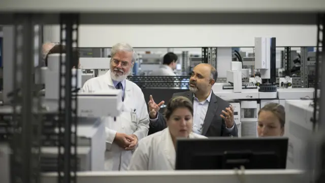 巴西体育部长乔治·希尔顿视察里约药检实验室