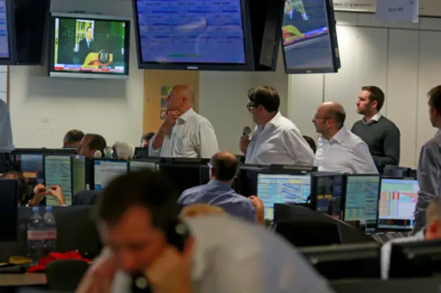 کارکنان یک شرکت مالی سخنرانی استعفای دیوید کامرون را تماشا می‌کنند