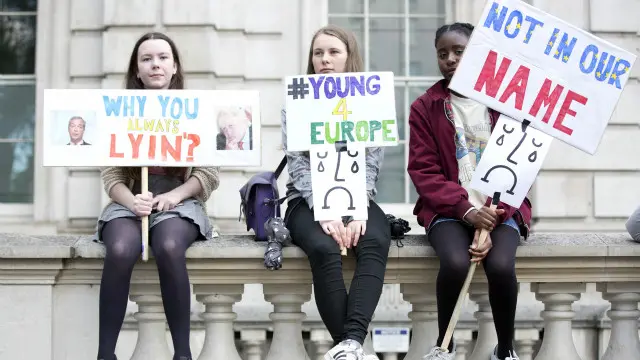 Một số người biểu tình trẻ tuổi phản đối Brexit - chiến dịch vận động ra khỏi EU và cho rằng đã có những chính trị gia 'nói dối'.