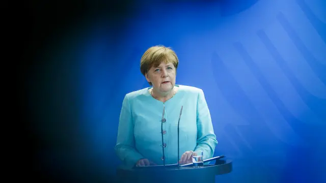 Thủ tướng Đức, Angela Merkel, kêu gọi người dân EU bình tĩnh và đề nghị lãnh đạo EU nhóm họp khẩn cấp vào thứ Tư này.