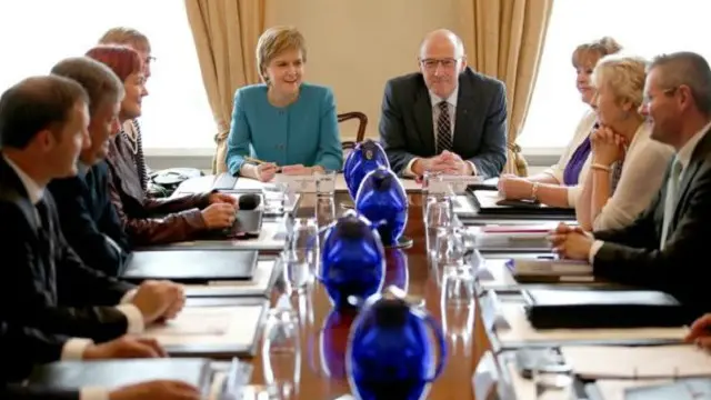 وافق مجلس الوزراء الاسكتلندي على السعي لتشريع قانون جديد يسمح بإجراء استفتاء آخر على الانفصال عن بريطانيا