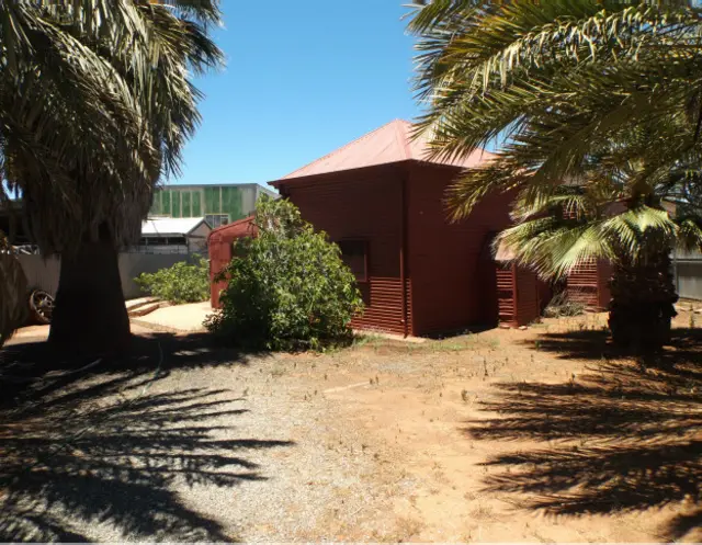 په بروکن هيل (‌Broken Hill) کې په ۱۸۹۱ کې جوړ شوی د افغانانو جومات- دا په اسټراليا کې د افغانانو تر ټولو زوړ جومات دی چې اوس هم پر خپل اصلي حالت ولاړ دی