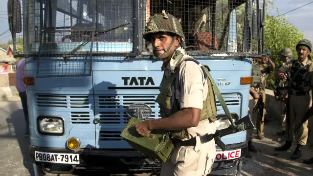 تازہ تنازع کشمیر میں 25 جون کو ہوئے ایک مسلح حملے کے بعد محبوبہ مفتی کے ردعمل سے پیدا ہوا ہے۔ اس حملے میں آٹھ نیم فوجی اہلکار اور لشکر طیبہ کے دو مسلح حملہ آور مارے گئے