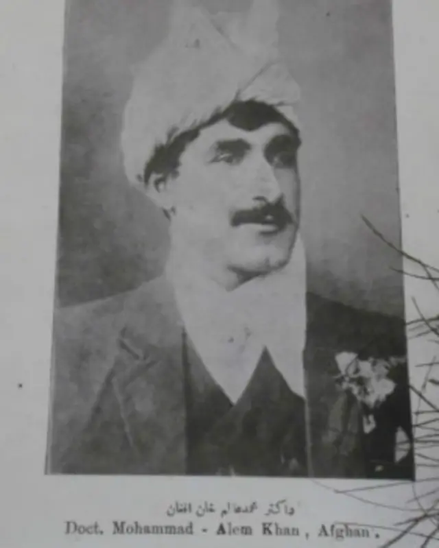 محمد عالم خان (Muhammad Allum Khan) له کندهار څخه راغلی و او په اسټراليا کې تر ټولو مشهور افغان و- دی حکيم (طبيب) هم و او په لسګونو زره ناروغان يې درلودل. نوموړی په ۱۹۶۴م کې په اېډيلېډ کې د ۱۰۶ کالو په عمر کې وفات شو