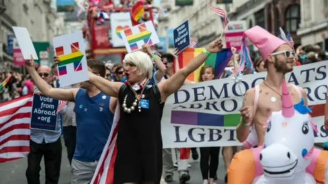 遊行者穿著顏色鮮艷的服裝