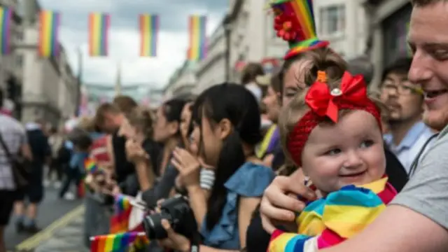 數萬人參加遊行,還有許多人沿途歡呼