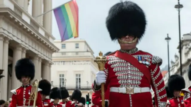 遊行隊伍中也有軍人