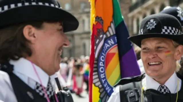 大約有100名警察參加遊行