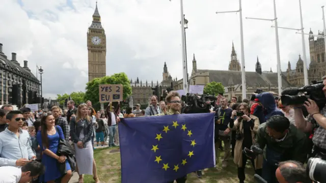 一些年輕人周六到議會廣場示威，要求英國留在歐盟。