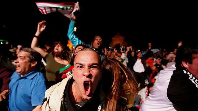 میچ میں فتح پر پرتگال کے حامی جشن مناتے ہوئے