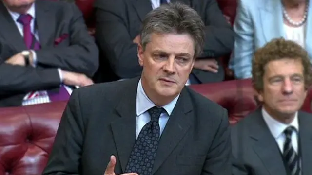 قال هيل إنه " لا يرى أن من الصحيح بالنسبة له أن يبقى في منصبه كمفوض الاتحاد الأوروبي للخدمات المالية بعد نتائج التصويت"