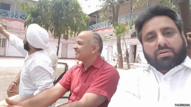 منیش سیسودیا کے خلاف بھی شکایت درج کی گئی ہے