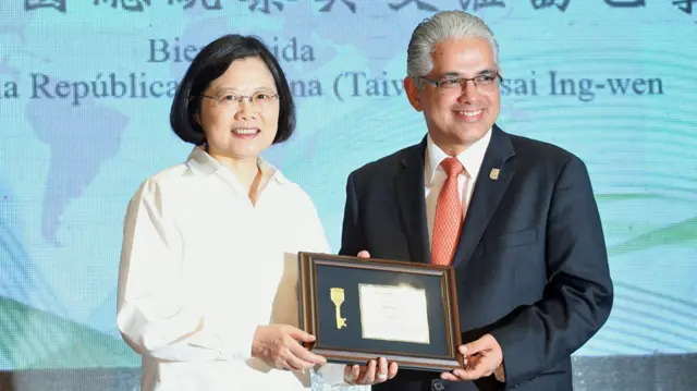 巴拿马城市长布兰顿（右）向蔡英文致赠市钥（台湾中央社图片25/6/2016）