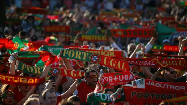 Pendukung Portugal berharap tim kesayangan mereka bisa menjadi juara Piala Eropa untuk pertama kalinya.
