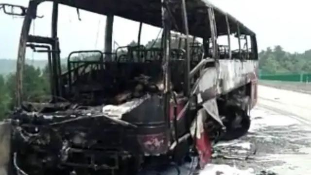 火势被扑灭后，大巴车烧得只剩框架。