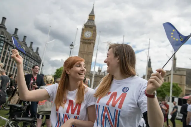 Девушки с плакатами у парламента