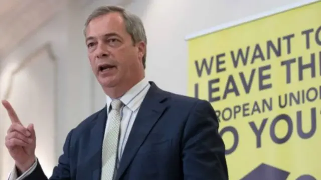 نايجل فاراج زعيم حزب الاستقلال قائد معسكر الخروج يدعو دائما لتحسين العلاقات مع روسيا