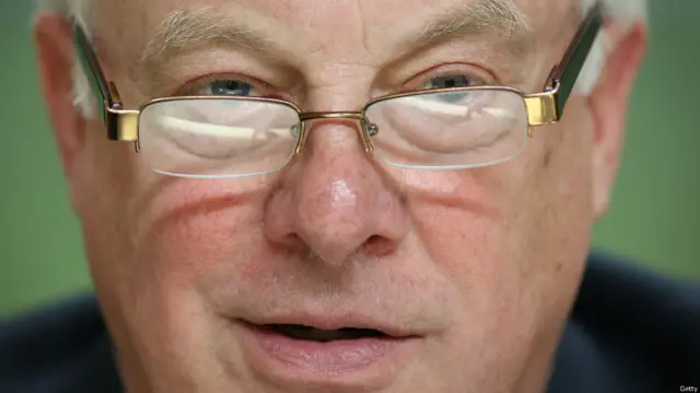 周一（28日），彭定康在港大与学生进行了两个多小时的对话，回答了学生提出的13个问题。