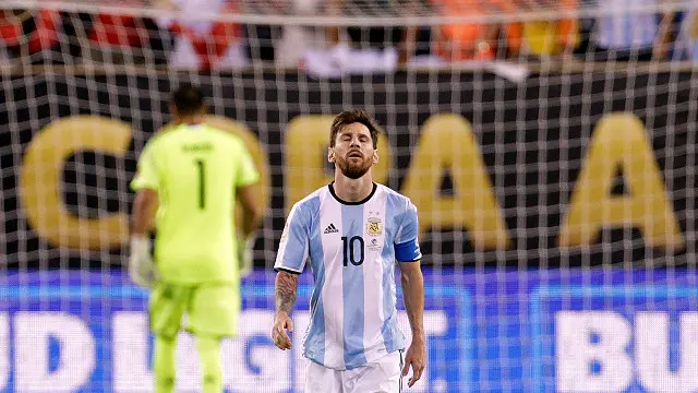 میسي په ۲۰۰۵ کال د لومړي ځل لپاره د خپل هېواد د ملي لوبډلې کمیس واغوست.