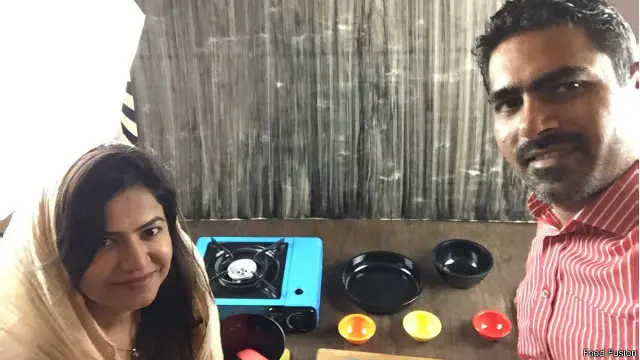 فوڈ فیوژن کے بانی اسد میمن اور اُن کی اہلیہ جنہوں نے اسے اپنے سرمائے اور بہت بنیادی سطح سے شروع کیا