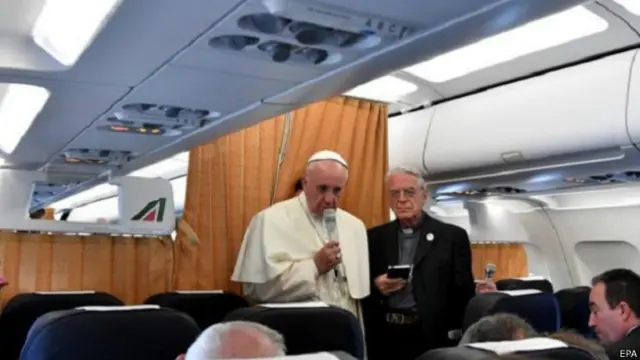 Paus Fransiskus di pesawat