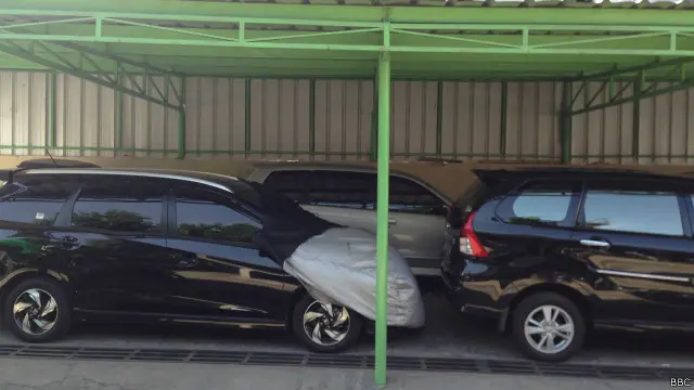 Area penyimpanan kendaraan bermotor di Pegadaian Ciputat penuh sesak pada pertengahan bulan Ramadan.