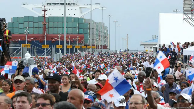 中国远洋运输集团的集装箱轮“中远巴拿马号”成为第一艘通过拓宽后的巴拿马运河航道的货船。