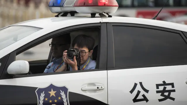 北京天安门广场上民警从车内对广场上人员作拍摄侦察（资料图片）