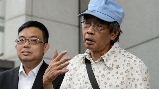 林荣基（右）与涂谨申（左）在香港警察总部外会见记者（27/6/2016）